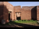 01061 ostia - regio ii - decumanus maximus - terme di nettuno (ii,iv,2) - via della fontana - raum - suedwestecke - 01-2024.jpg